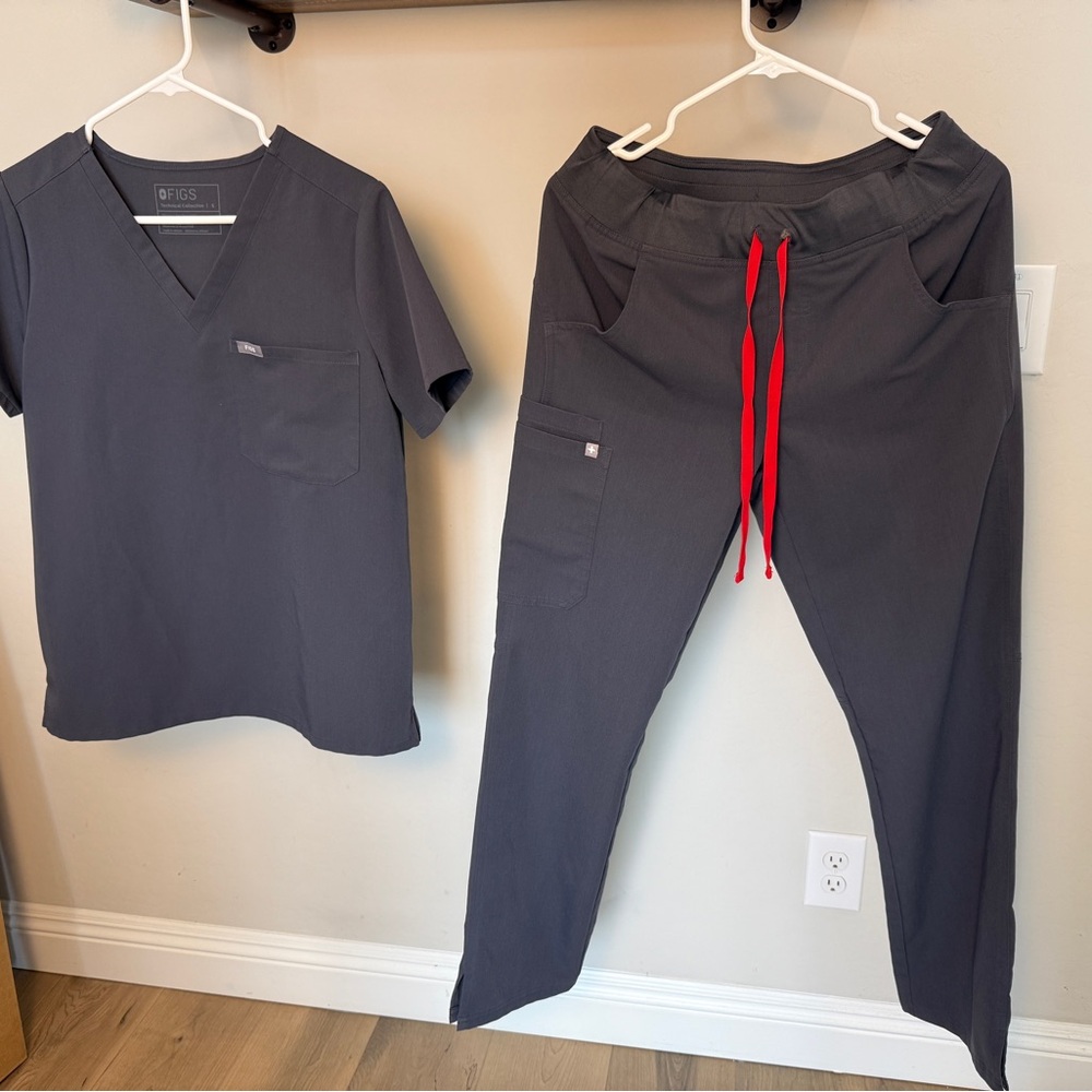 FIGS Top and Cargo Bottoms - Women’s Scrubs set - Charcoal Gray, Small